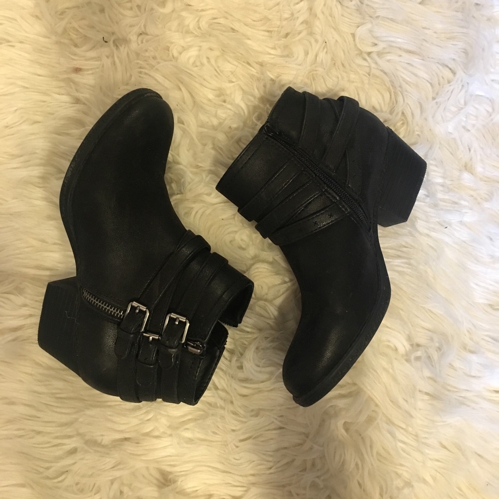Adorable black booties!